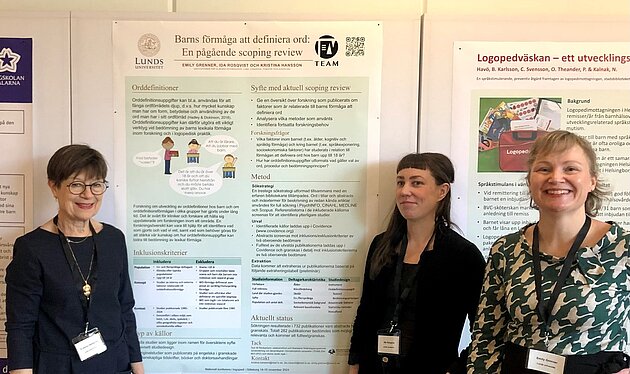 Kristina Hansson, Ida Rosqvist and Emelie Grenner in front of their poster.